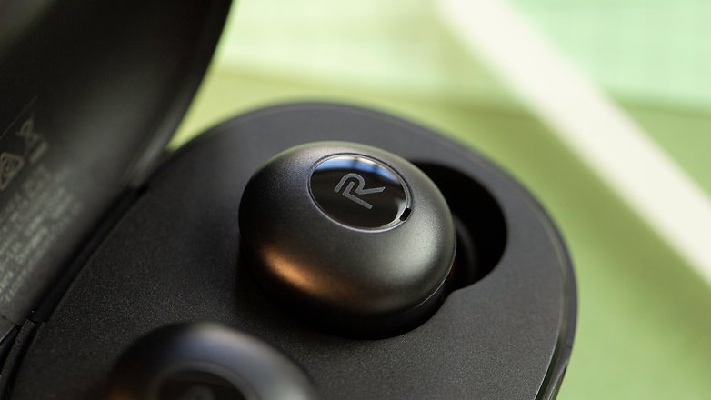 NextPit Realme Buds Q case earplugs