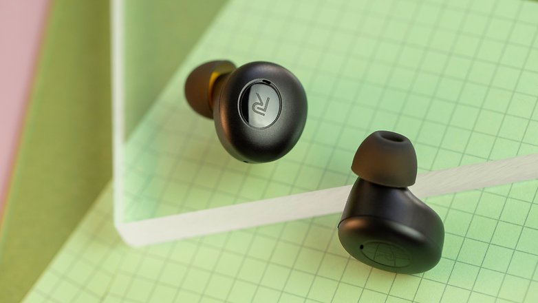 NextPit Realme Buds Q ear-to-ear