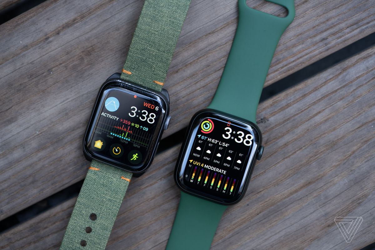 The Modular Duo face allows the Series 7 (right) to have two full-width complications.