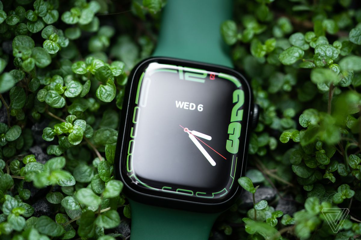 Apple Watch Series 7 green.